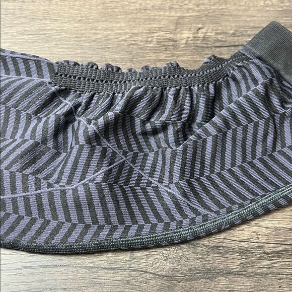 Lululemon Women’s Size 4 Black & Purple Gray Chevron Cropped Capri Leggings - Picture 6 of 6